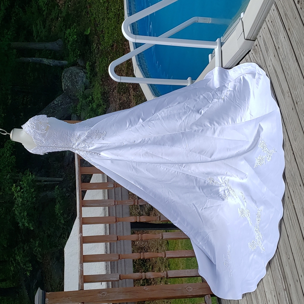 HOST PICK. Oleg Cassini Cap Sleeve Wedding Gown Size 4 - Picture 3 of 15